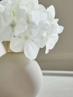 Arrangement met kunsthortensia in kleine grijze glazen vaas