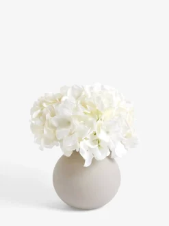Arrangement met kunsthortensia in grote grijze glazen vaas