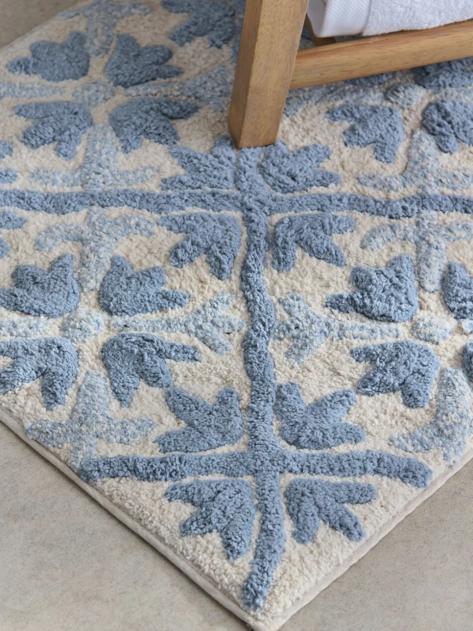 Badmat met geometrische tegelprint