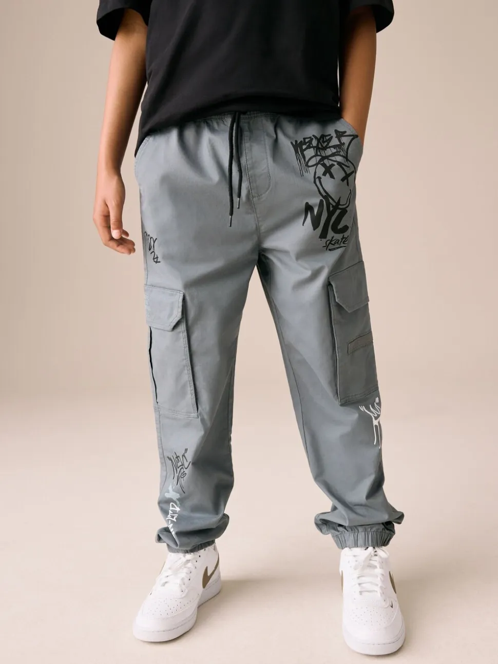 Blauw met graffitiprint - Cargobroek (3-16 jr)