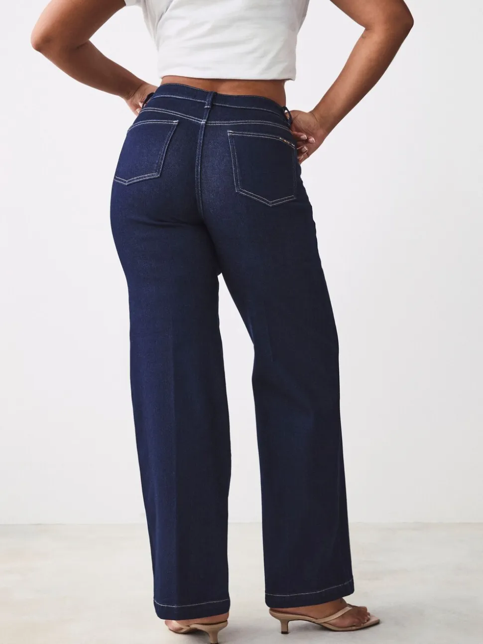 Blauw met wassing - Jeans met zandloperpasvorm en wijde pijpen