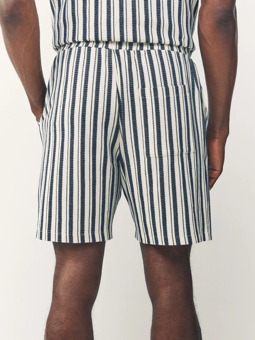 Blauw/ecru - Shorts met verticale strepen