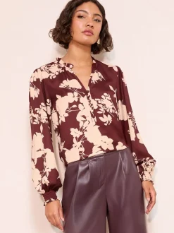 Bordeauxrood met bloemenprint - Friends Like These blouse met V-hals, knopen en lange mouwen