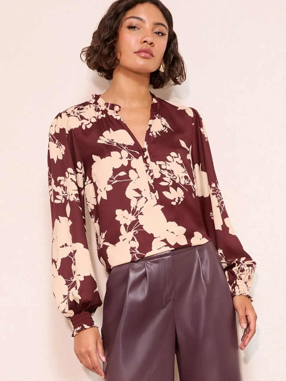 Bordeauxrood met bloemenprint - Friends Like These blouse met V-hals, knopen en lange mouwen