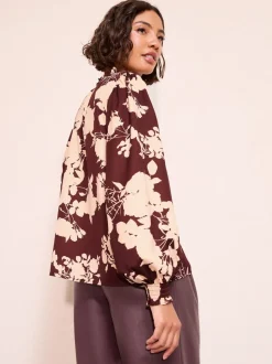 Bordeauxrood met bloemenprint - Friends Like These blouse met V-hals, knopen en lange mouwen