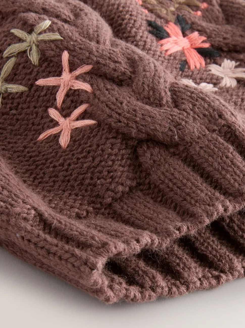 Bruin - Baby muts met geborduurde bloemen en pompon (0mnd-2jr)