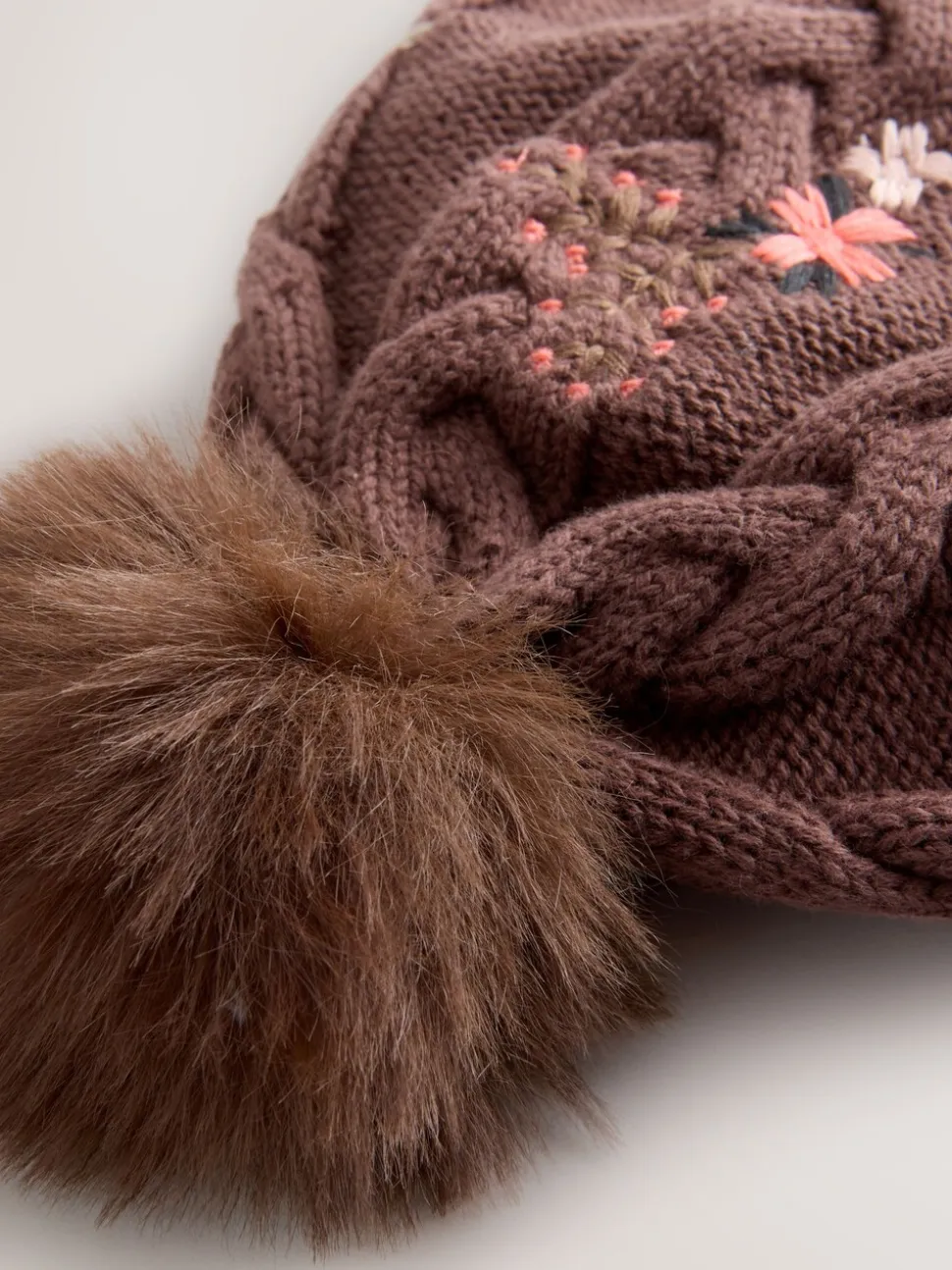 Bruin - Baby muts met geborduurde bloemen en pompon (0mnd-2jr)