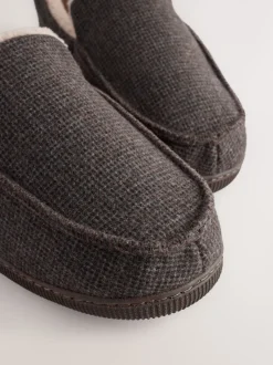 Bruin - Closed Back Textured Slippers