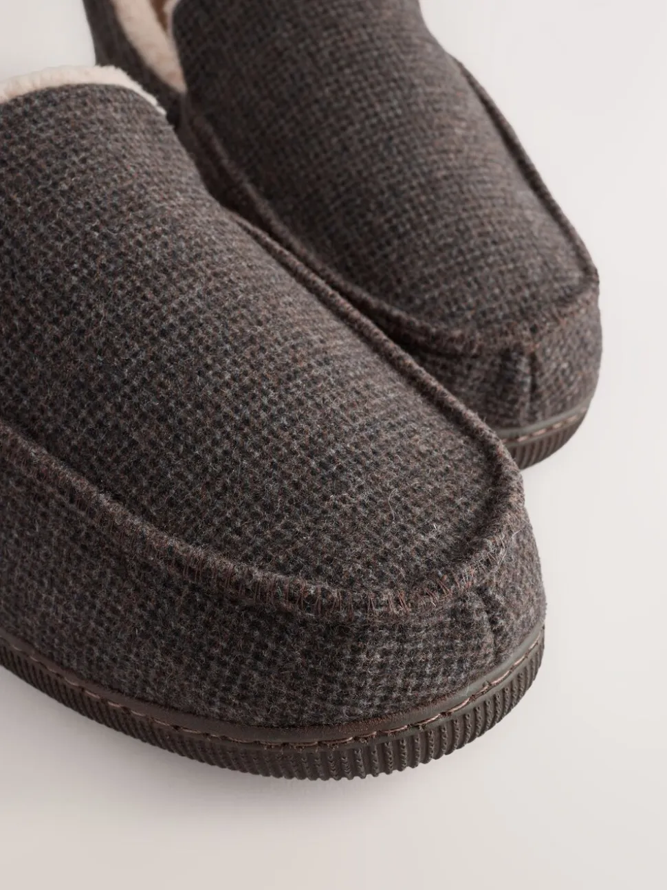 Bruin - Closed Back Textured Slippers