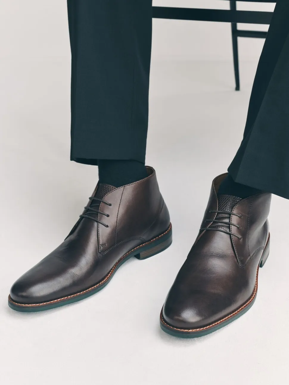 Bruin - Contrast Sole Leather Chukka Boots