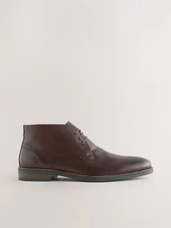 Bruin - Contrast Sole Leather Chukka Boots