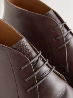 Bruin - Contrast Sole Leather Chukka Boots