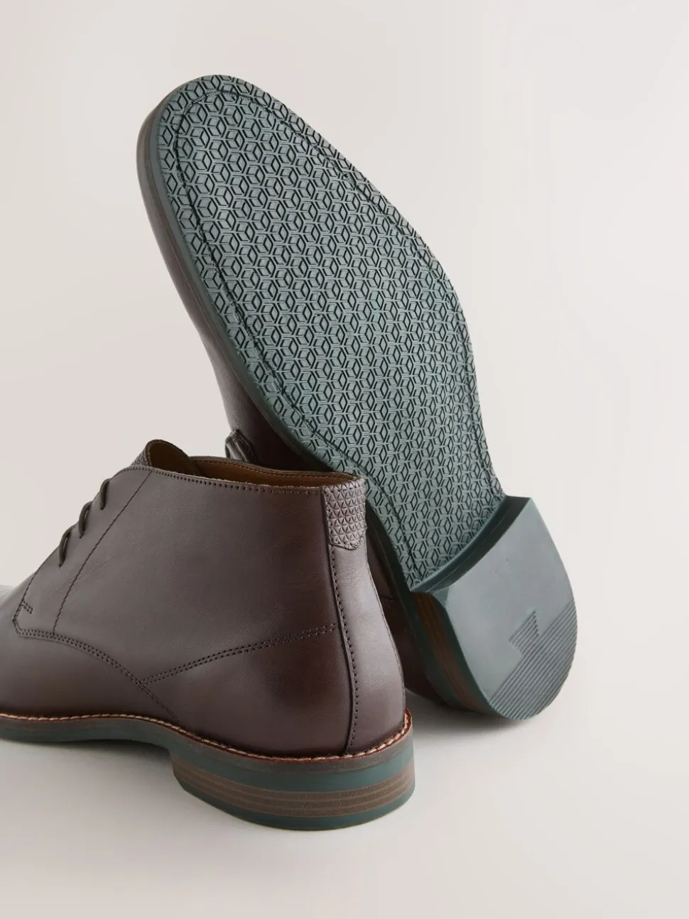 Bruin - Contrast Sole Leather Chukka Boots