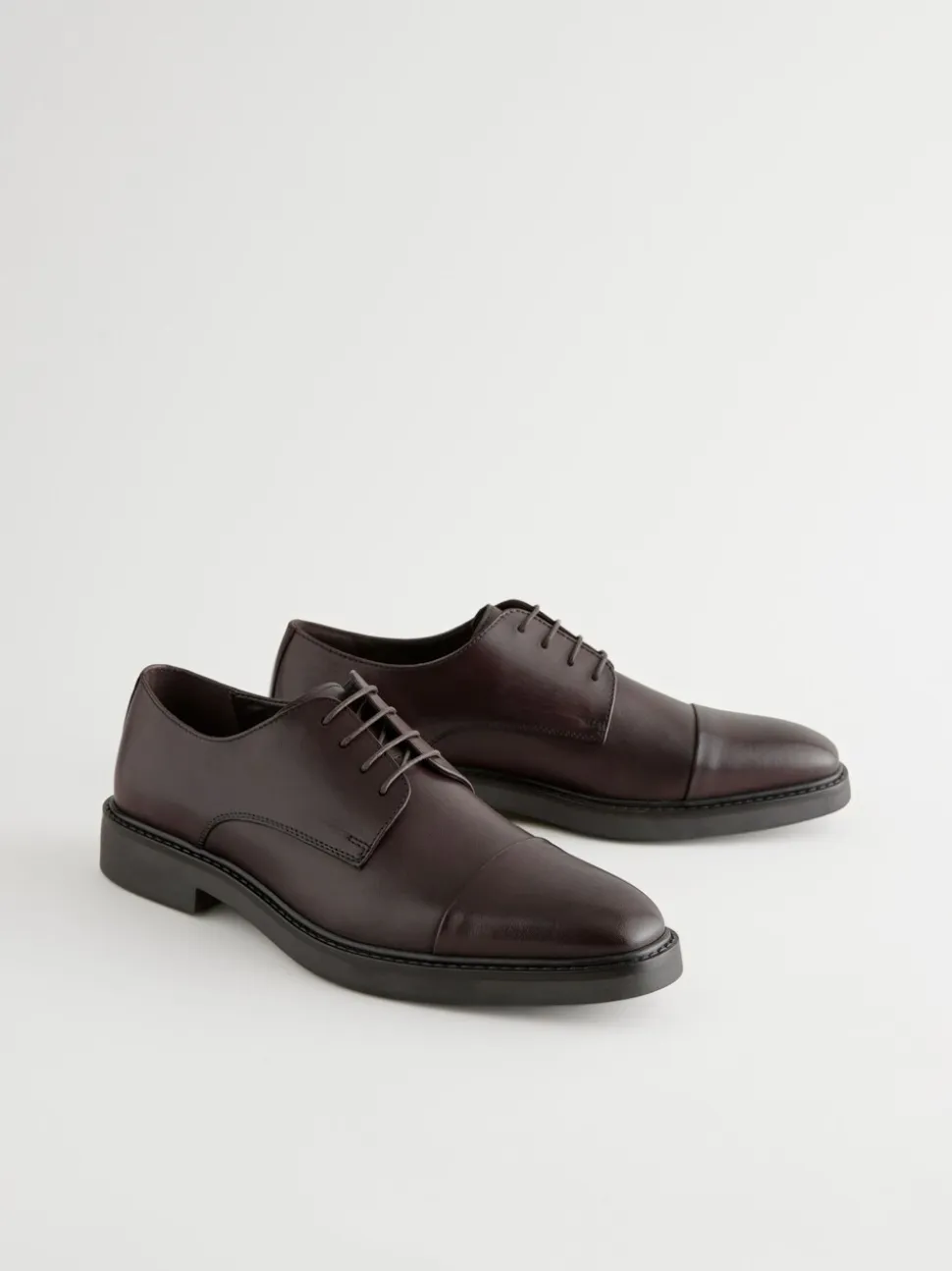 Bruin - Leren schoenen met contrasterende neus