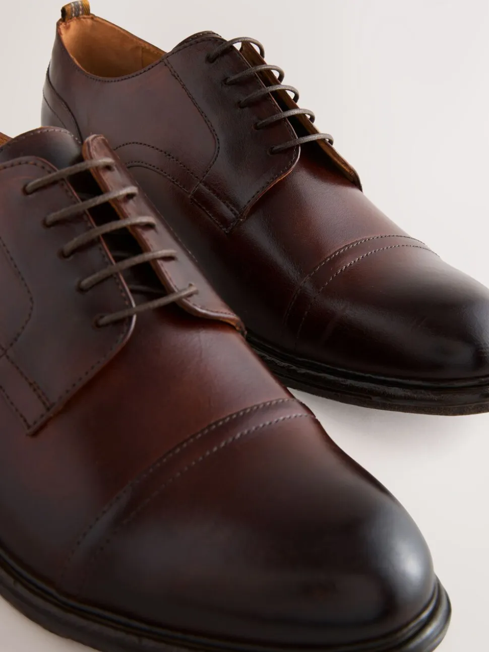 Bruin - Leren schoenen met contrasterende neus