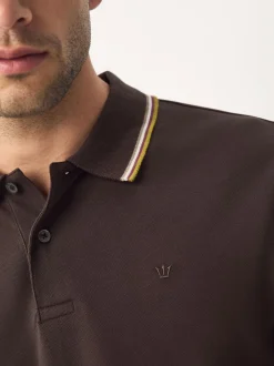 Bruin - Regular fit poloshirt met korte mouwen en contrasterende randen