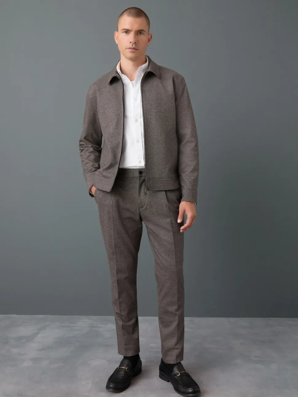Bruin - Slim fit getextureerde broek met elastische achterkant en stretchy