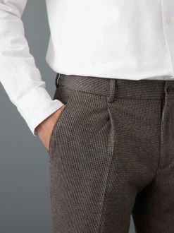 Bruin - Slim fit getextureerde broek met elastische achterkant en stretchy