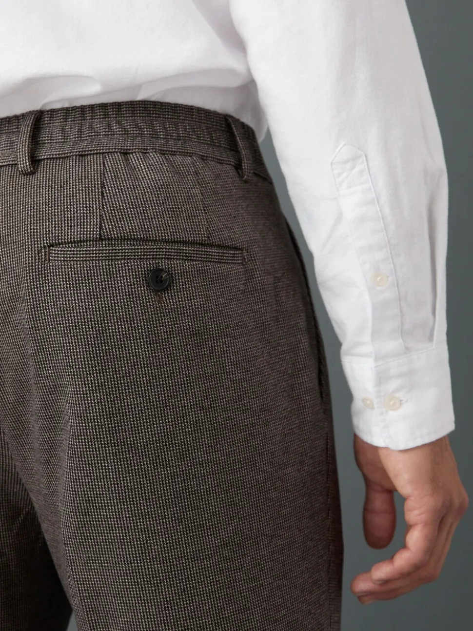 Bruin - Slim fit getextureerde broek met elastische achterkant en stretchy