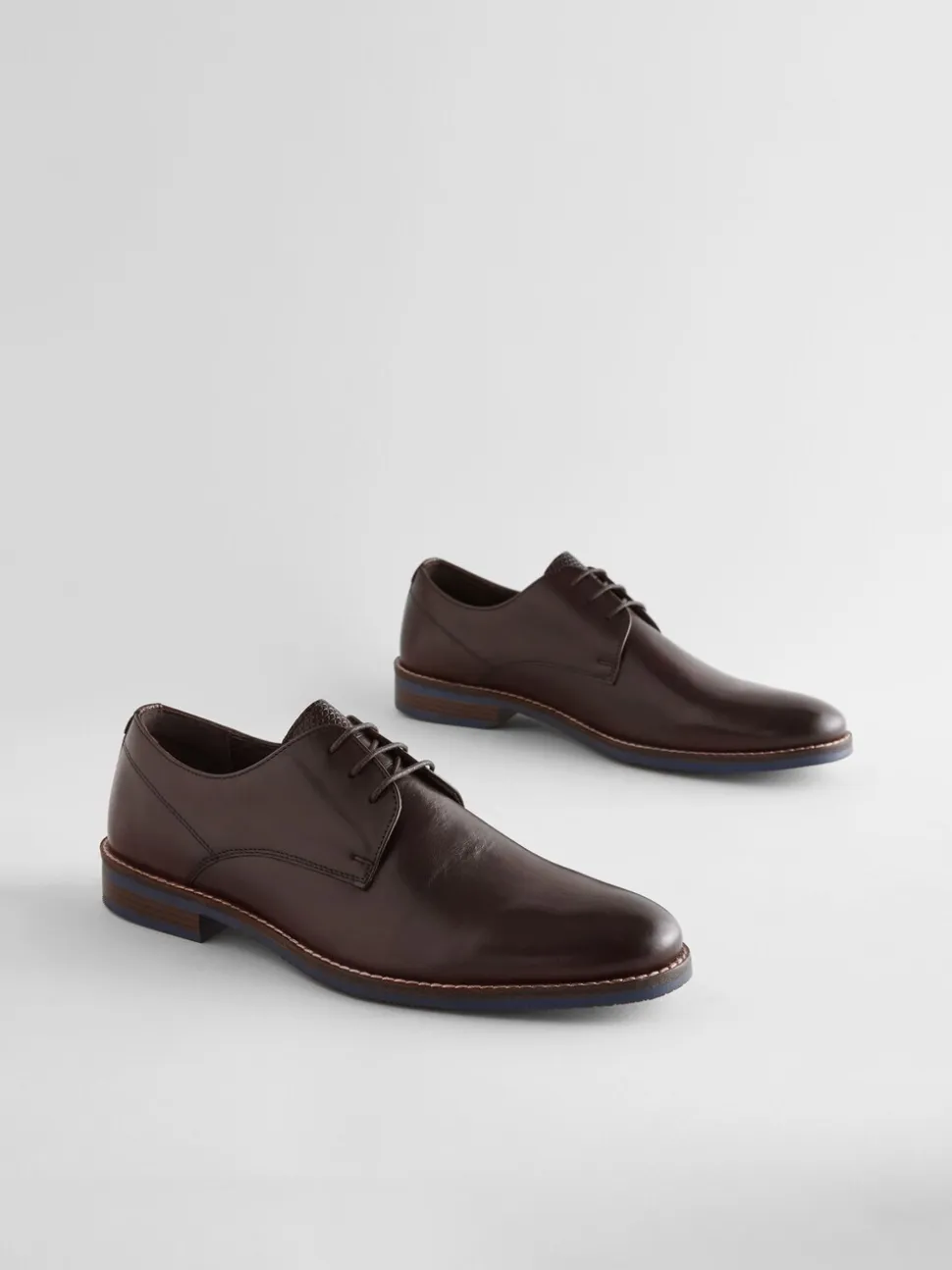 Bruin - Standaard pasvorm - Leren Derby-schoenen met contrasterende marineblauwe zool