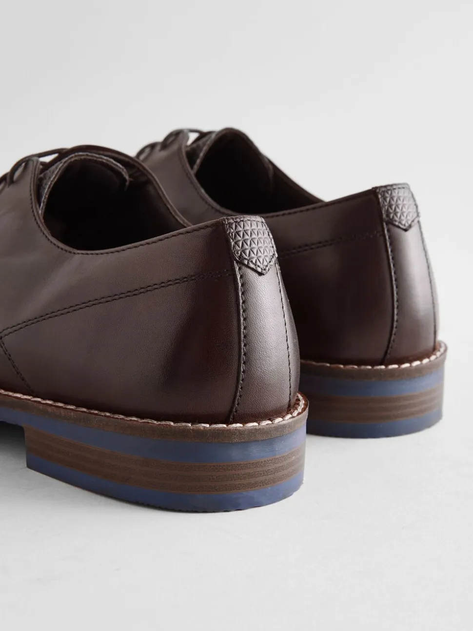 Bruin - Standaard pasvorm - Leren Derby-schoenen met contrasterende marineblauwe zool