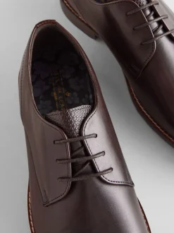 Bruin - Standaard pasvorm - Leren Derby-schoenen met contrasterende marineblauwe zool