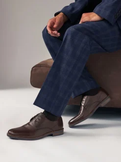 Bruin - Standaard pasvorm - Leren Derby-schoenen met contrasterende marineblauwe zool