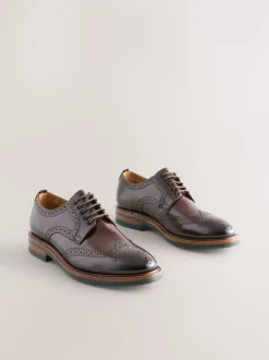 Bruin - Standaard pasvorm - Leren brogues met contrasterende dikke zool