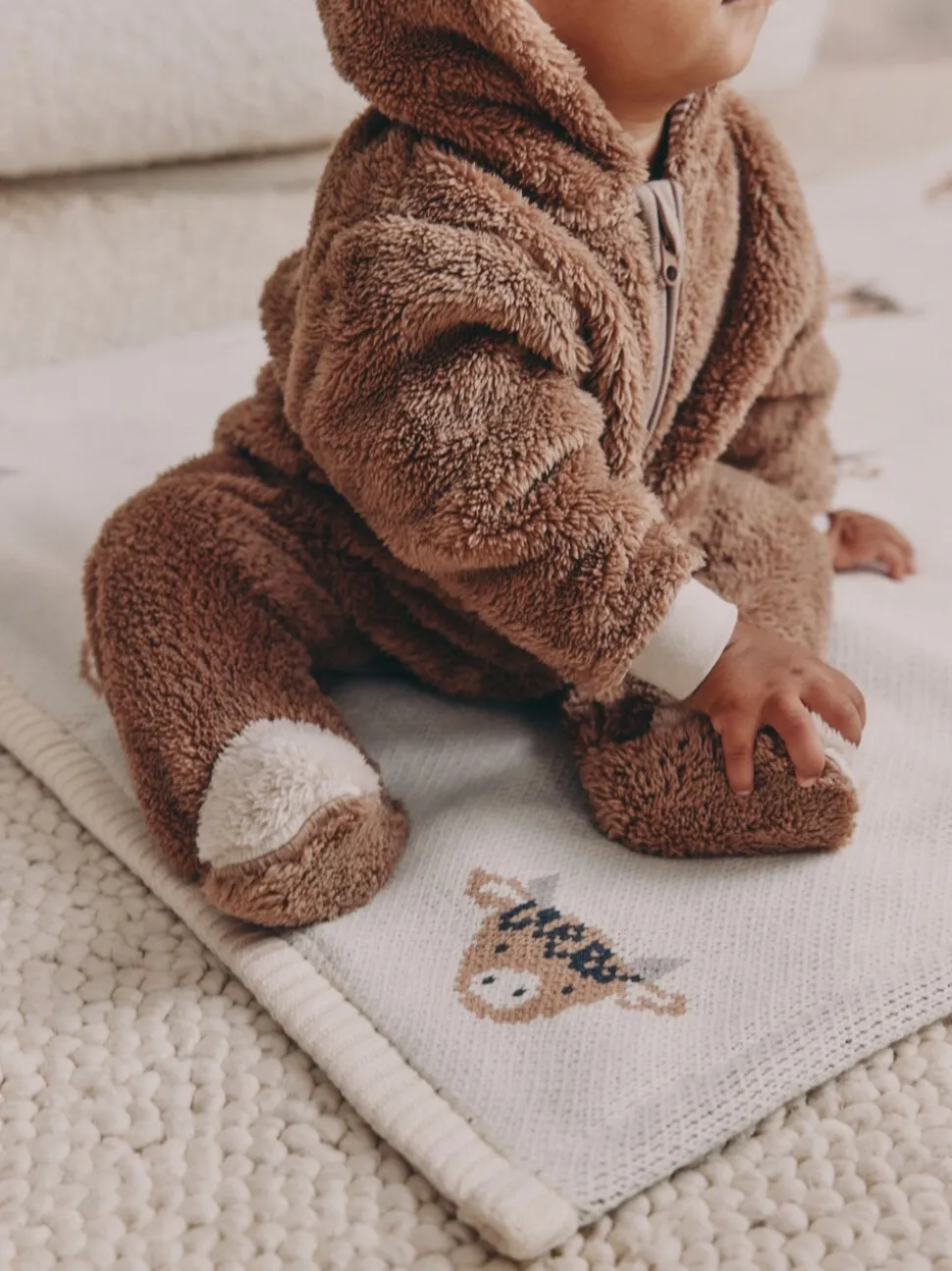 Bruine Hamish met capuchon - Baby fleece skipak (0-18mnd)