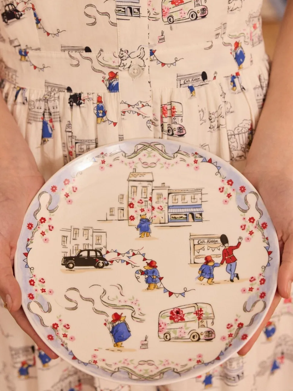 Cath Kidston Paddington Goes to Town bord