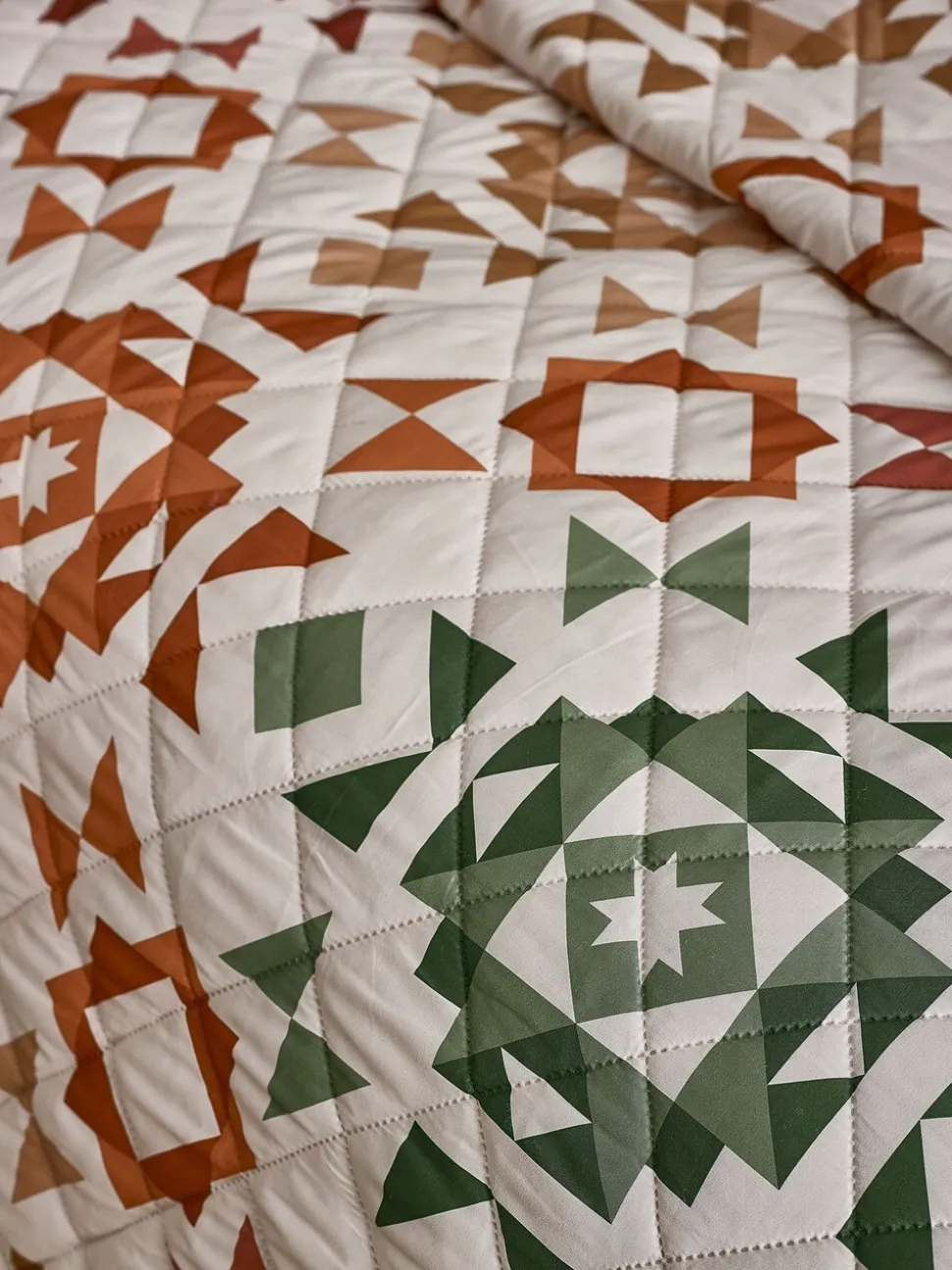 Catherine Lansfield - Doorgestikte beddensprei met geometrisch patchworkmotief in herfstkleuren
