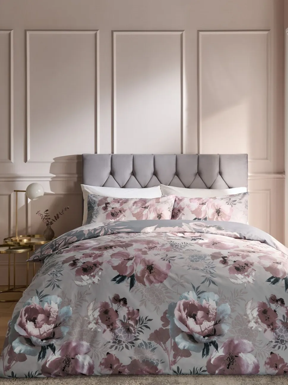 Catherine Lansfield - Dramatic - Set van dekbedovertrek en kussensloop met bloemenprint