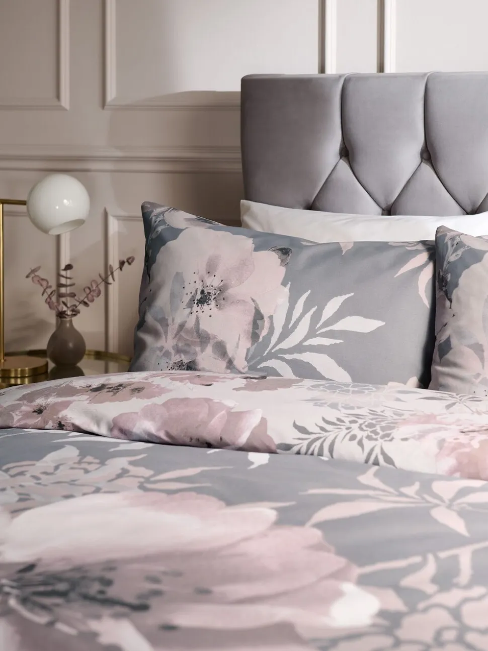 Catherine Lansfield - Dramatic - Set van dekbedovertrek en kussensloop met bloemenprint