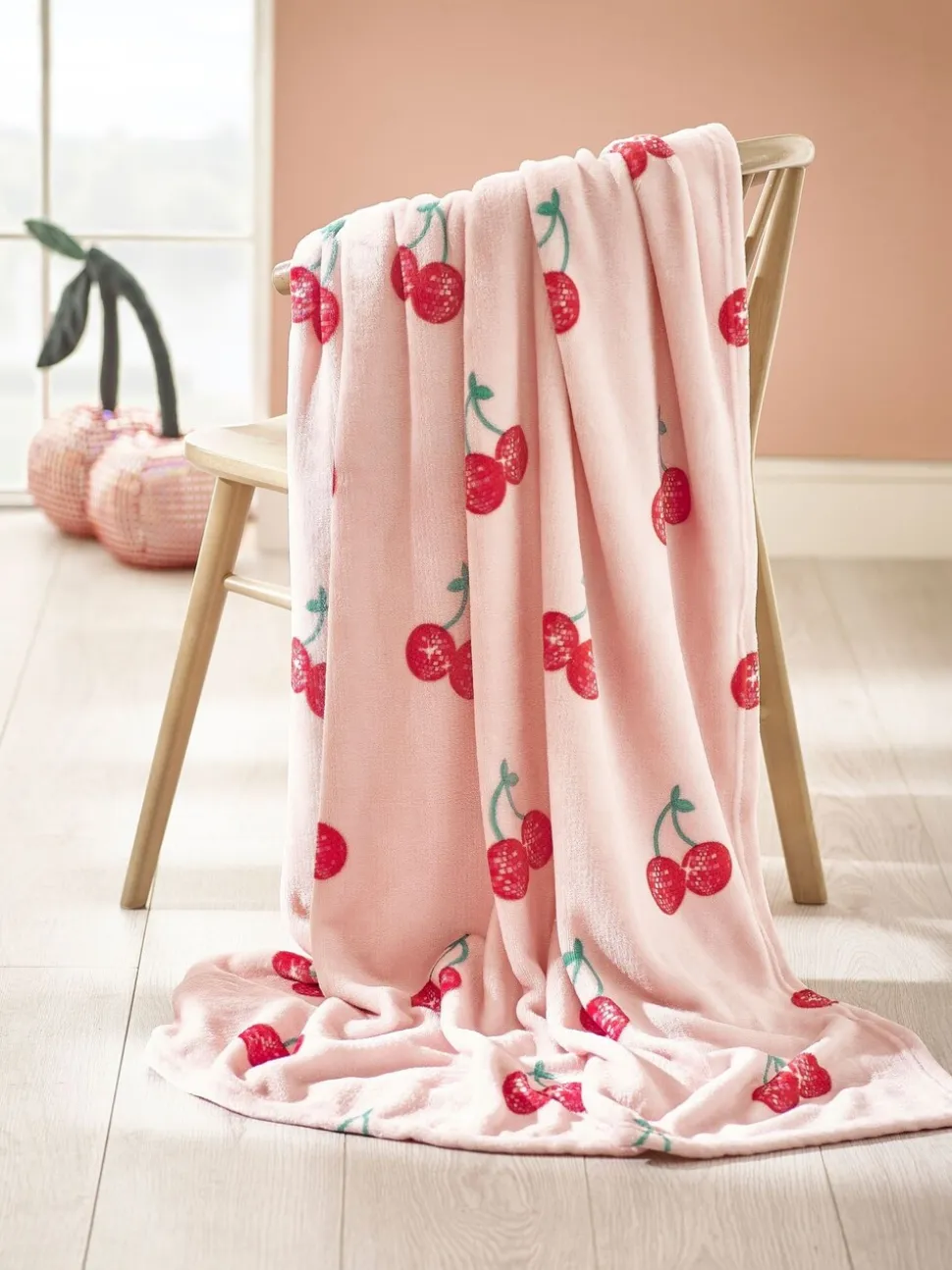 Catherine Lansfield Oversized Disco Cherries Cosy Fleece Deken