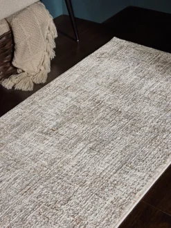 Chic Textured Runner