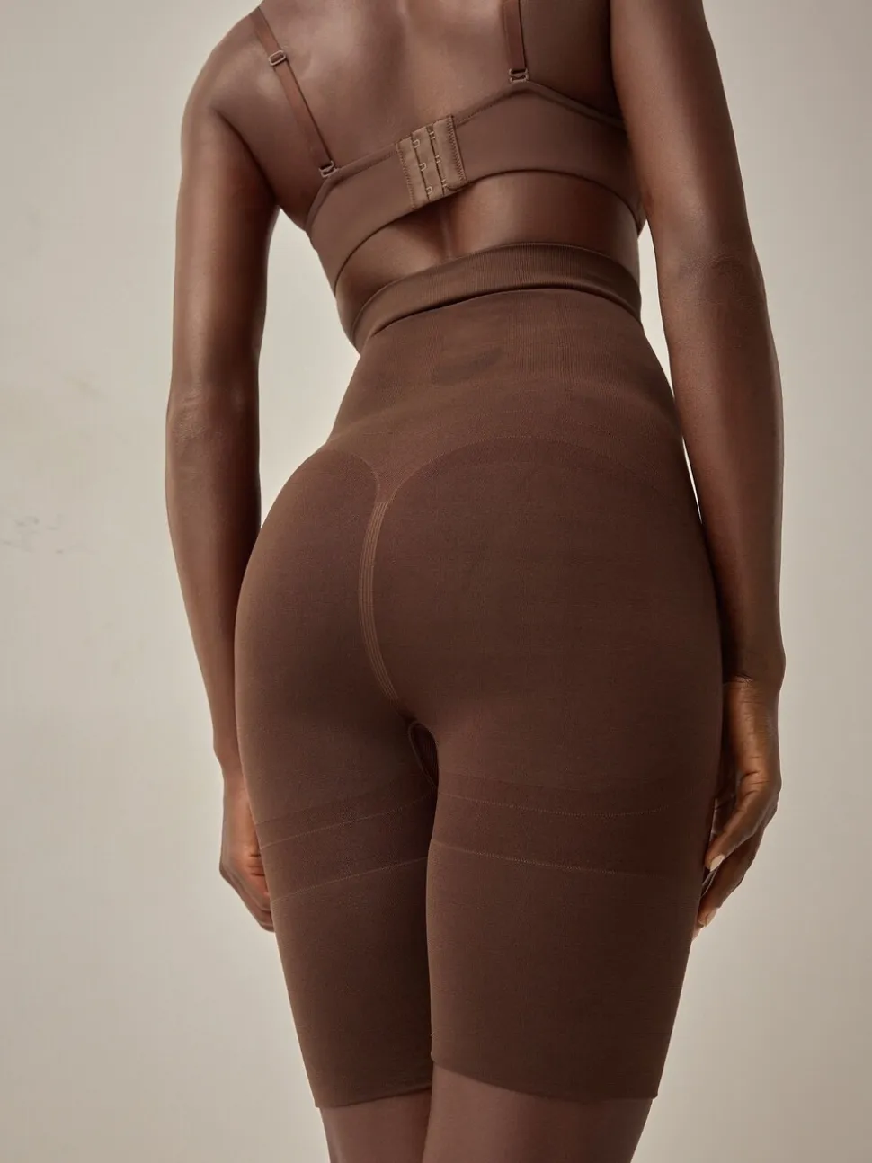 Chocolade nude - Vormgevende naadloze slip voor gladdere dijen met stevige buikcorrectie