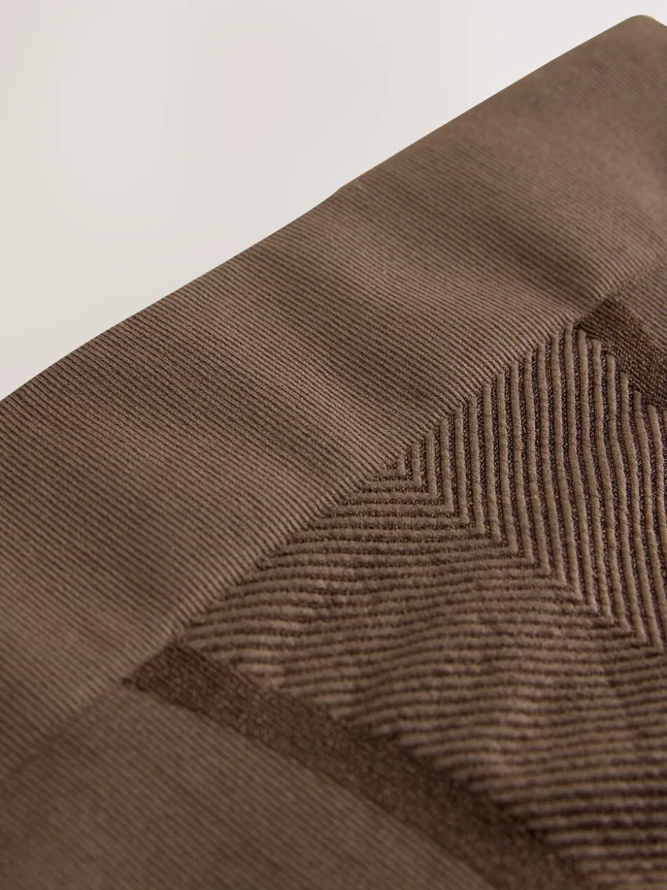 Chocolade nude - Vormgevende naadloze slip voor gladdere dijen met stevige buikcorrectie