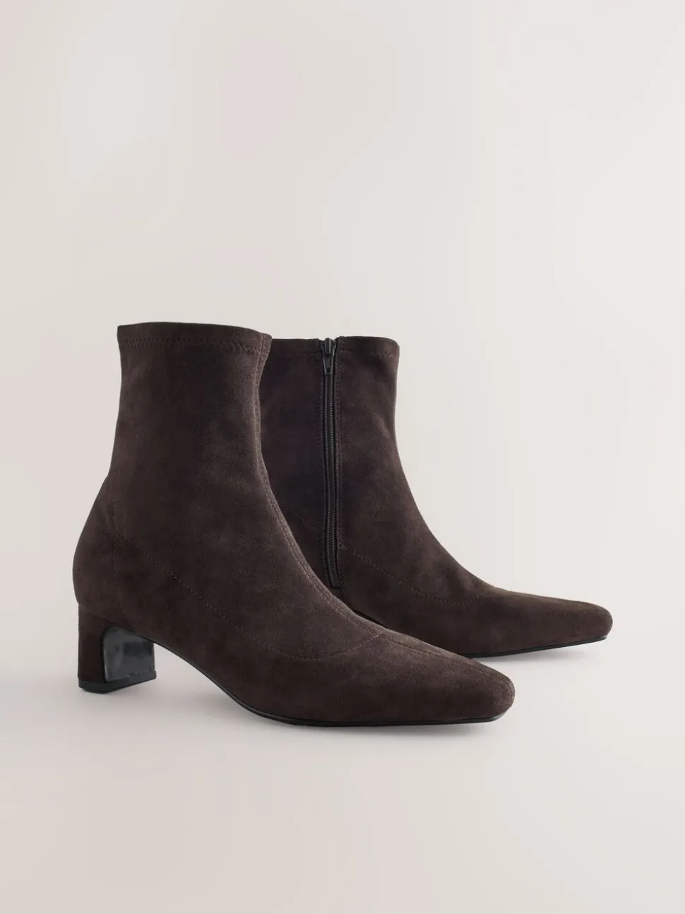 Chocoladebruin - Chisel Toe Block Heel Sock Boots