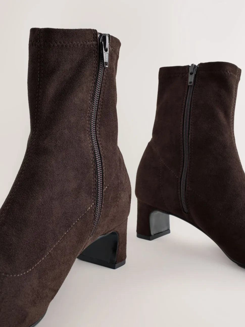 Chocoladebruin - Chisel Toe Block Heel Sock Boots