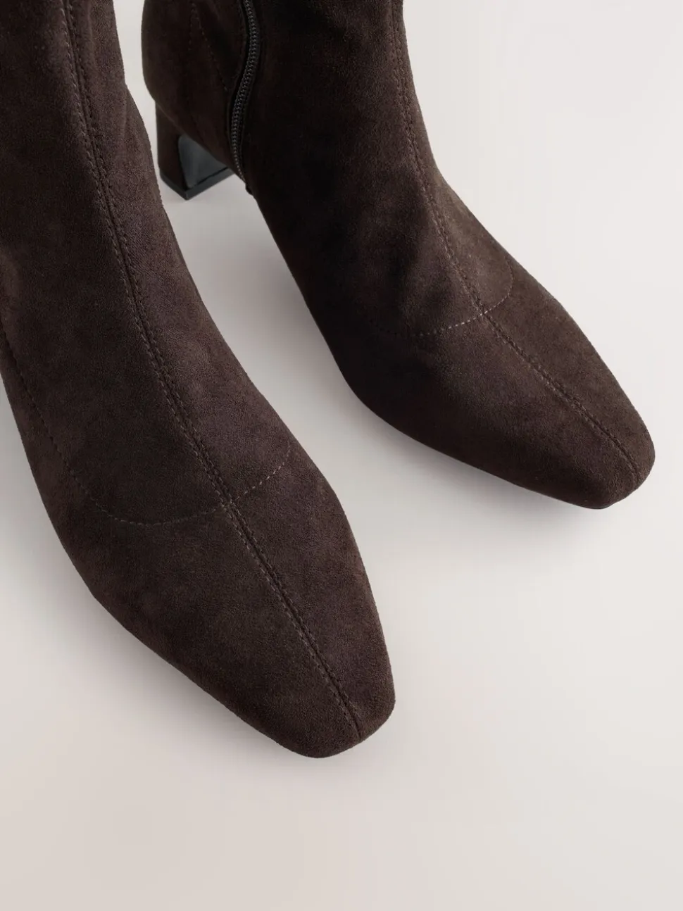 Chocoladebruin - Chisel Toe Block Heel Sock Boots