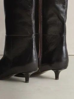 Chocoladebruin - Crinkle Effect Leather Signature Underset Heel Knee High Boots