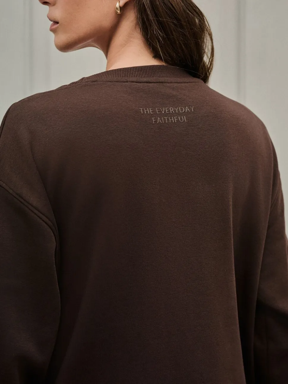 Chocoladebruin - Essentials sweatshirt met relaxte pasvorm, lange snit en zakken