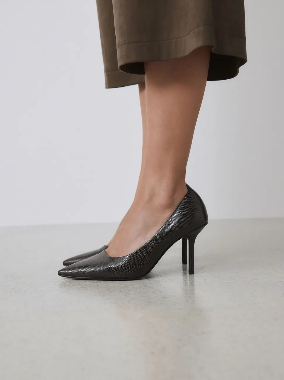 Chocoladebruin - Forever Comfort® Point Toe Court Heels