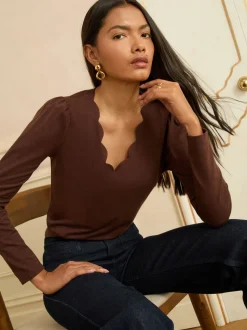Chocoladebruin - Love & Roses - Jersey top met lange mouwen en geschulpte V-hals