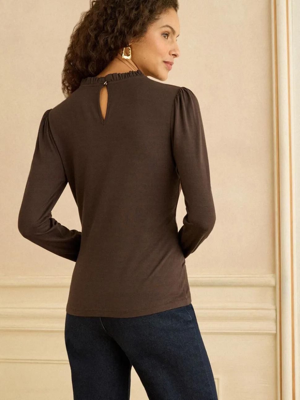 Chocoladebruin - Love & Roses jersey top met ruches aan de hals en lange mouwen
