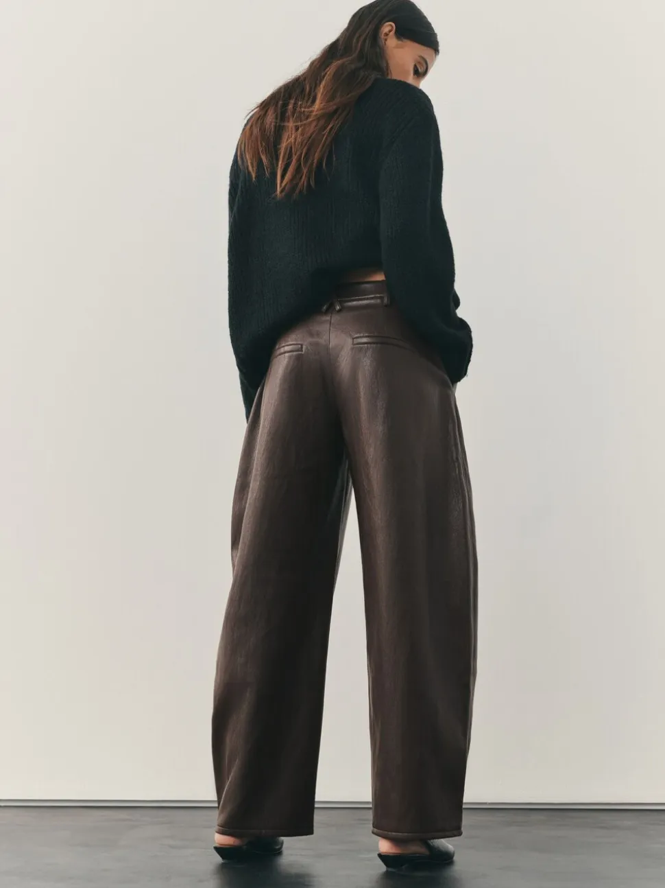 Chocoladebruin - Nothing Ordinary Faux Leather Barrel Leg Trousers