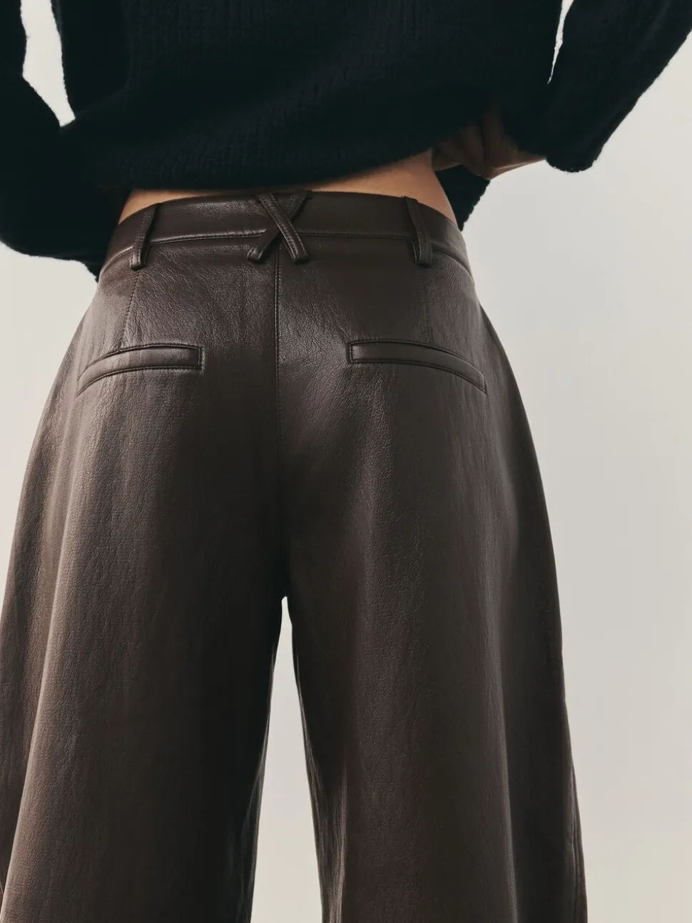 Chocoladebruin - Nothing Ordinary Faux Leather Barrel Leg Trousers
