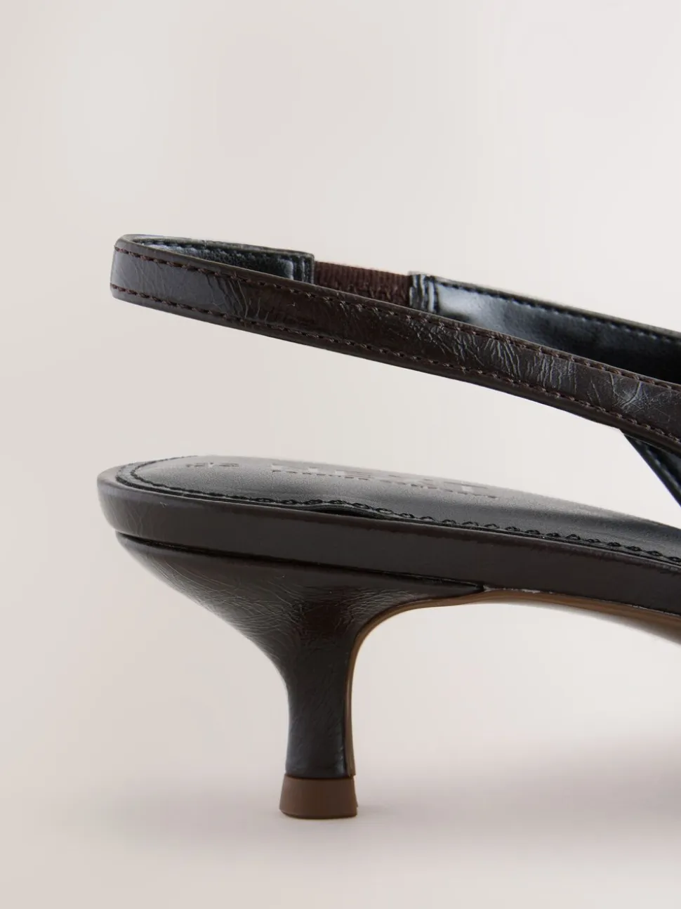 Chocoladebruin - Punt Toe Lage Slingback Naaldhak Schoenen