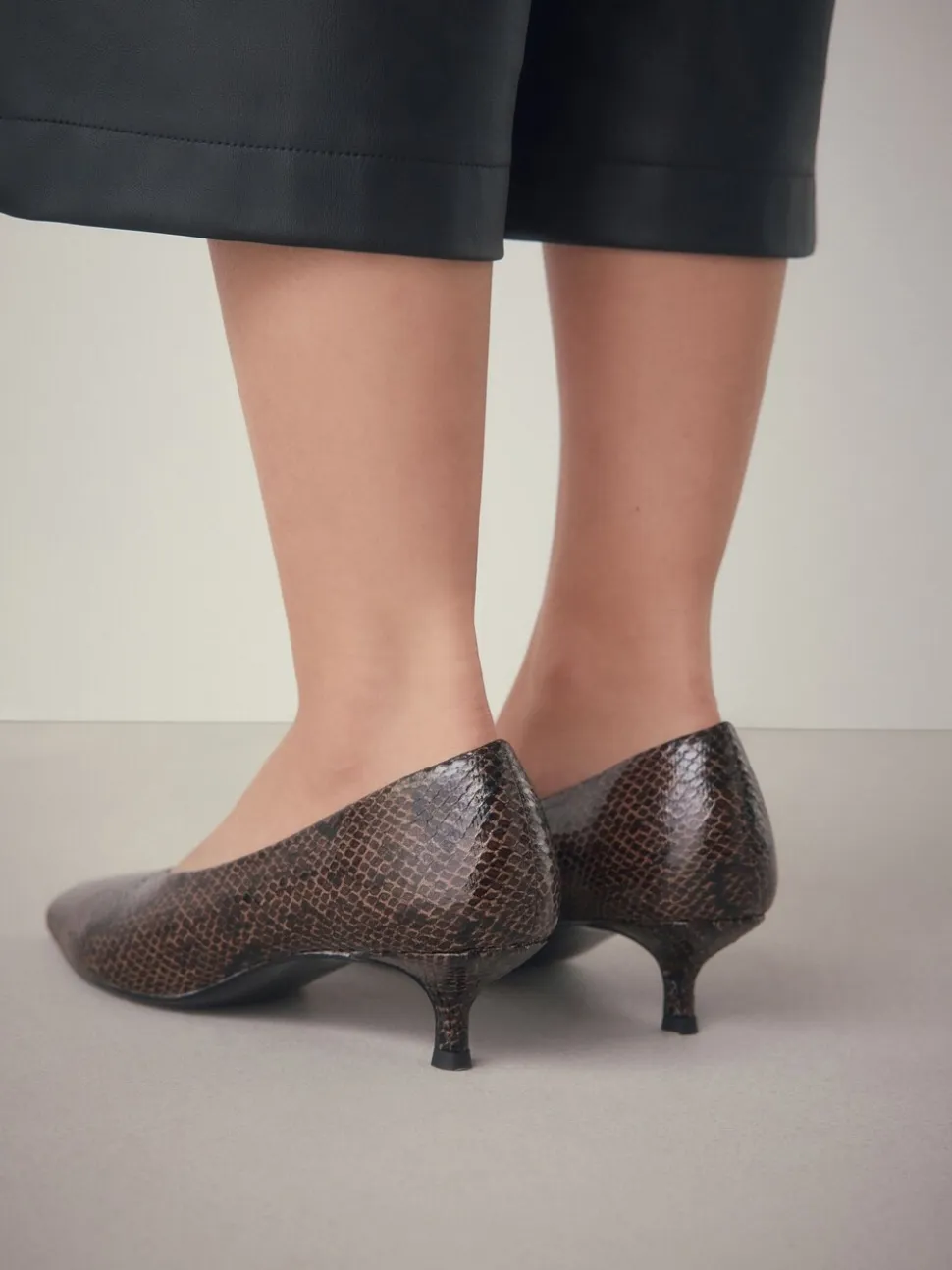 Chocoladebruin - Puntige lage naaldhakken schoenen