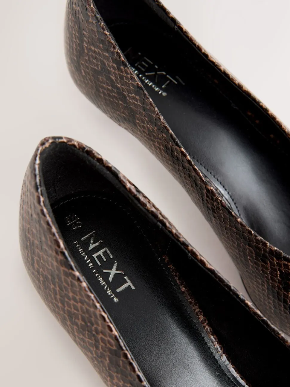 Chocoladebruin - Puntige lage naaldhakken schoenen